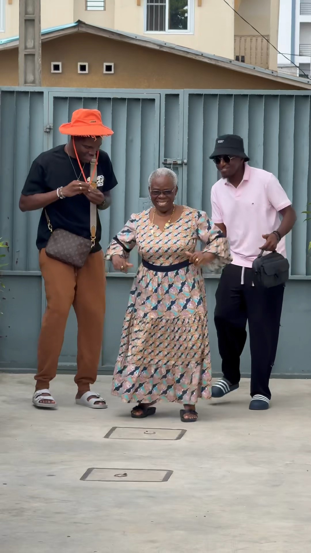 MA GRAND MÈRE AIME TROP CETTE MUSIQUE DE MOI ?